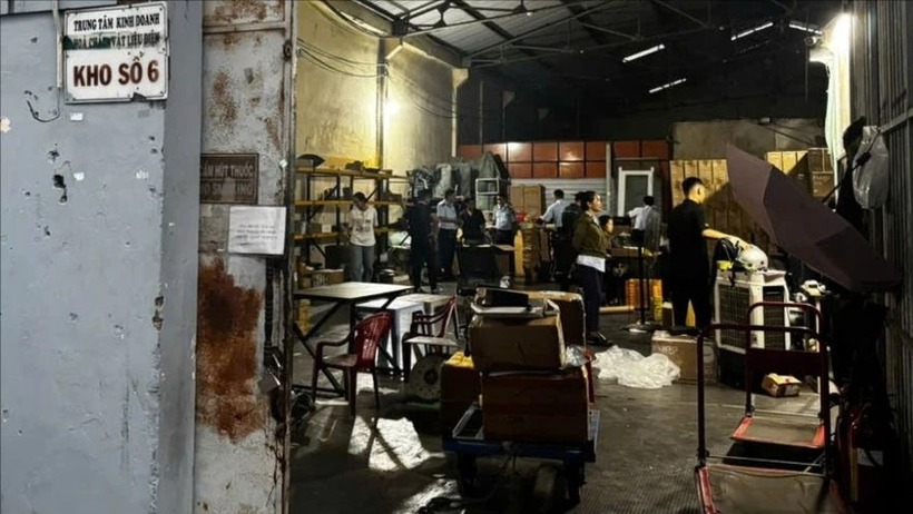 Cơ quan chức năng kiểm tra kho hàng. Ảnh: Pháp luật TP.HCM