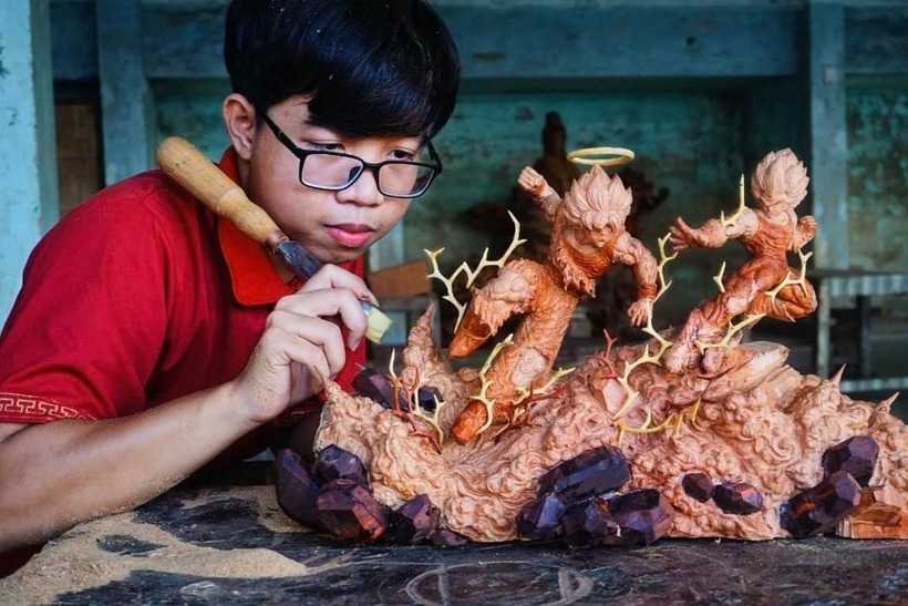 Những hình tượng nhân vật trong truyện tranh sống động qua tượng gỗ của Trần Duy. Ảnh: Thanh niên