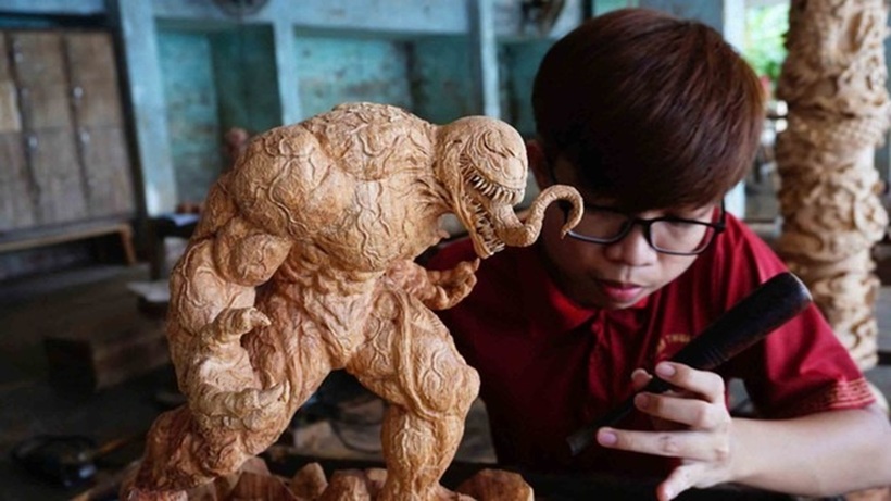 Nhân vật trong truyện tranh được Trần Duy thể hiện trên các khối gỗ. Ảnh: Thanh niên