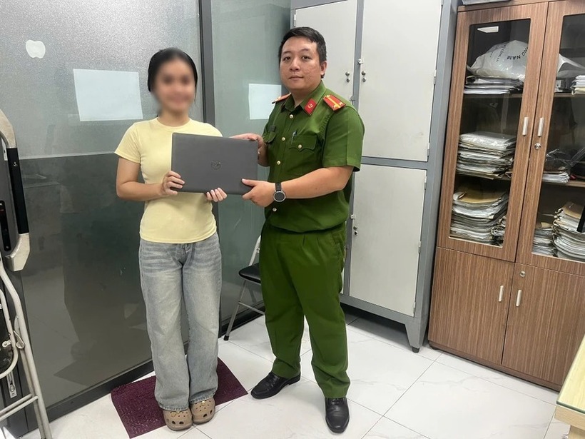 Công an phường Hòa Hưng trao trả lại tài sản cho nạn nhân. Ảnh: Pháp luật TP.HCM