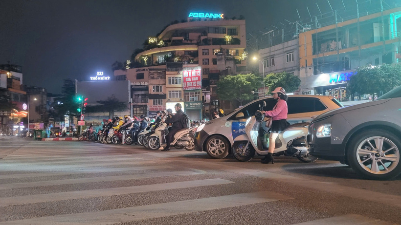 Hình ảnh người dân dừng chờ đèn đỏ ngay ngắn tại Ô Chợ Dừa.