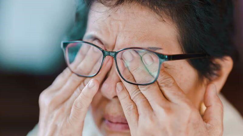 Mờ mắt là biến chứng thường gặp ở người bệnh tiểu đường