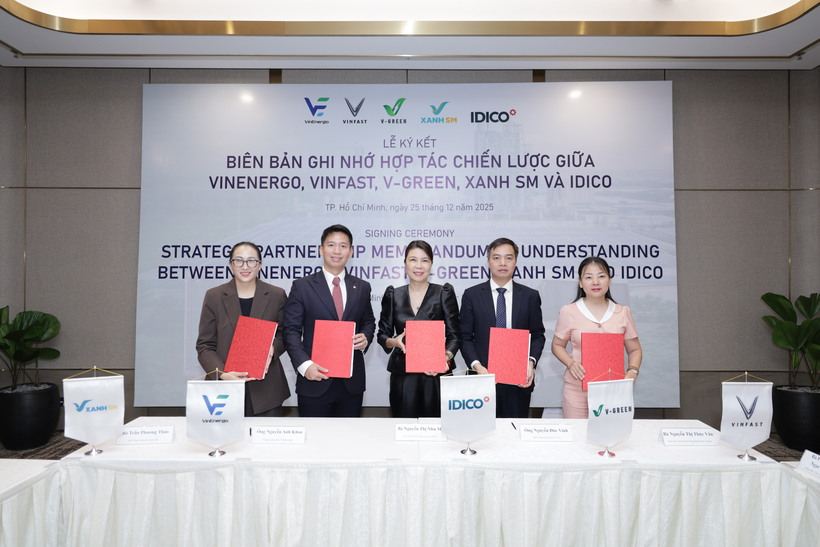 Đại diện các công ty: VinEnergo, VinFast, V-GREEN, Xanh SM trao biên bản ghi nhớ hợp tác chiến lược với Tổng Công ty IDICO.