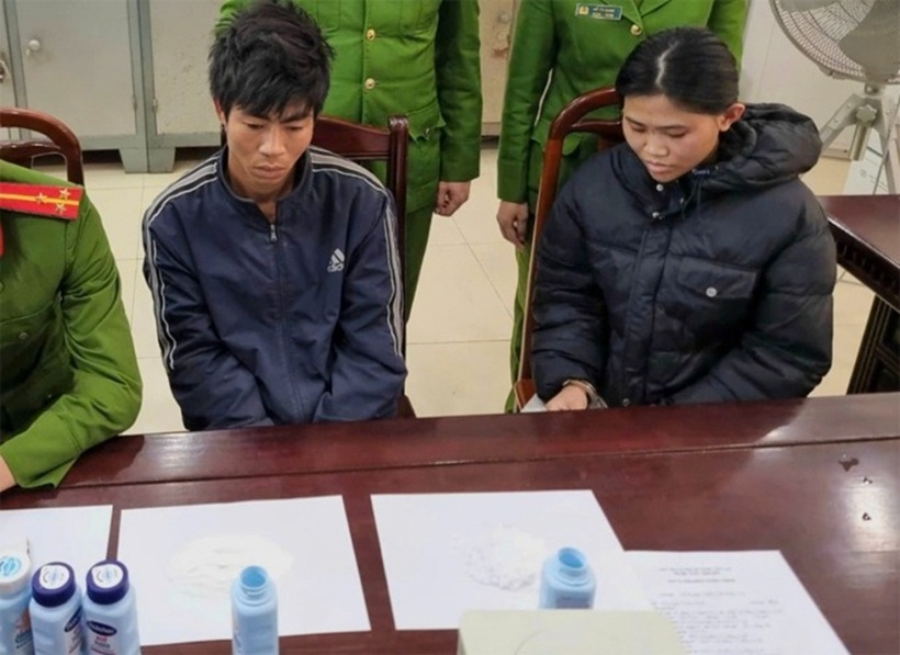 Nghi can Đạo và Thảo (từ trái qua), cùng tang vật tại cơ quan điều tra. Ảnh: Công an Nghệ An