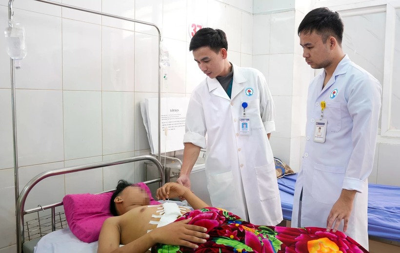 Bác sĩ thăm khám cho bệnh nhân. Ảnh: Người Lao Động.