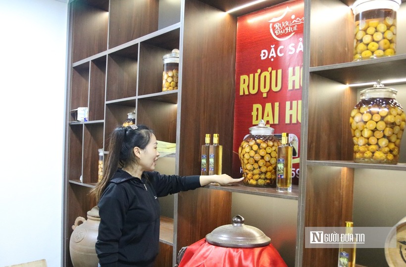 Trao đổi với Đời sống & Pháp luật, bà Hồ Thị Hòa- Chủ tịch Hội Nông dân xã Đại Huệ cho biết sản phẩm rượu hồng Đại Huệ của anh Đàn là sản phẩm mới, mang bản sắc riêng và mở ra hướng phát triển phù hợp với tiềm năng địa phương. Sản phẩm không chỉ nâng tầm giá trị nông sản quê hương mà còn tạo chuỗi liên kết, giúp người dân cùng phát triển kinh tế.“Hiện xã đã hỗ trợ anh Đàn hoàn thiện hồ sơ đề nghị công nhận sản phẩm đạt chuẩn OCOP và đẩy mạnh quảng bá đến người tiêu dùng. Đây là bước quan trọng để rượu hồng Đại Huệ khẳng định thương hiệu và tiếp cận thị trường. Sắp tới, tại Đại hội Hội Nông dân tỉnh Nghệ An, địa phương cũng đã đăng ký đưa sản phẩm này trưng bày tại sự kiện”, bà Hòa cho biết thêm.