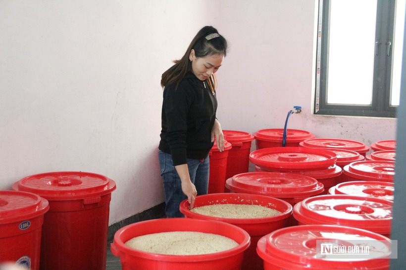 “Từ ý tưởng đến tạo nên sản phẩm trải qua quá trình dài và gian nan. Mỗi công đoạn sau khi thử nghiệm đều được ghi chép cụ thể để tìm ra công thức rượu có hương vị đặc trưng nhất. Thời gian thử nghiệm mất khoảng 1 năm và tốn khoảng vài tấn hồng. Hồng dùng để ngâm rượu cũng phải được lựa chọn kỹ, quả hồng phải màu vàng nhưng còn cứng chưa chín mềm. Mọi công đoạn đều được chuẩn bị công phu, bài bản”, anh Đàn chia sẻ.