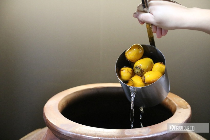 “Sau khi mua nếp, tôi rửa sạch đưa đi nấu và ủ. Loài nước để nấu rượu cũng được lấy từ khe suốt từ chân núi Đại Huệ. Sau khi nấu nếp, tôi tiến hành ủ khô với men rượu khoảng 5 ngày, đổ nước ngâm khoảng 1 tháng mới đưa ra nấu. Rượu sau khi nấu cũng được lọc qua máy để loại bỏ tạp chất. Để rượu uống vào không bị đau đầu chúng tôi đưa hạ thổ khoảng 3 tháng rồi mới đổ vào ngâm hồng”, chị Nguyễn Thị Oanh, 31 tuổi – vợ anh Đàn chia sẻ.