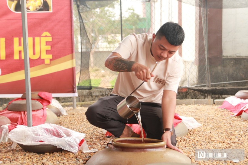 "Hồng được ngâm trong chum sành hạ thổ khoảng 1 năm mới có thể dùng được. Nếu rượu được ngâm càng lâu thì uống càng êm và ngon. Sau đó, chúng tôi sẽ cho vào máy lọc một lần nữa để loại bỏ cặn và tạp chất rồi mới đóng chai đưa đi tiêu thụ", anh Đàn cho biết thêm.