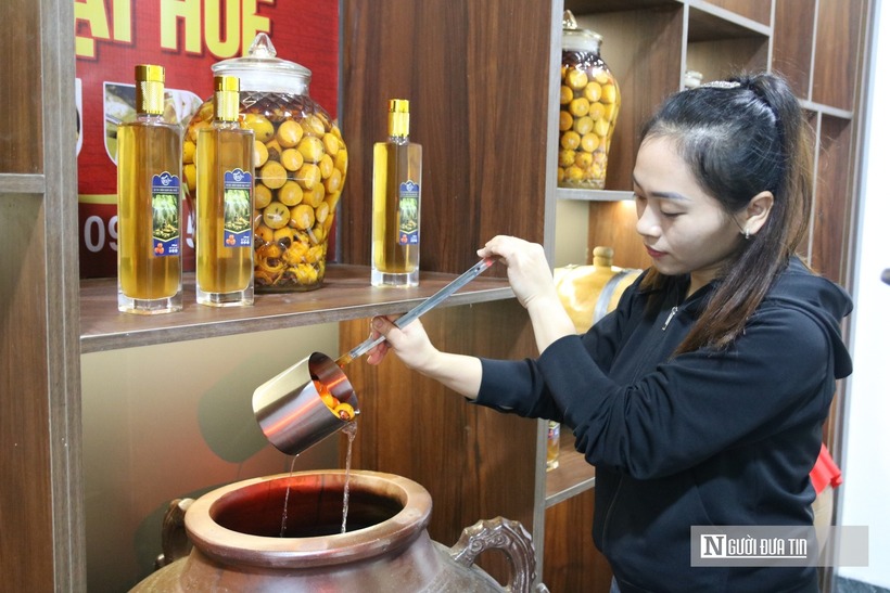 Sản phẩm rượu hồng không sử dụng chất phụ gia và hương liệu nên giữ được màu sắc vị rượu nhẹ nhàng, có vị ngọt thanh.