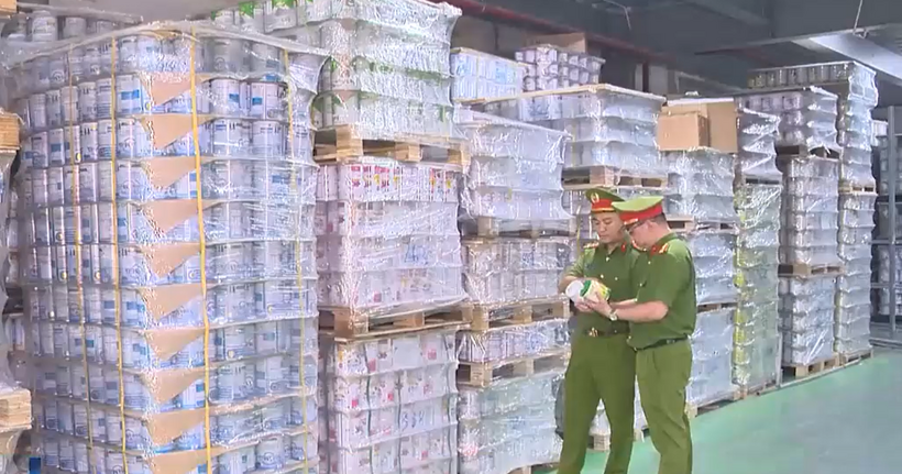 Đường dây sản xuất, buôn bán, tiêu thụ sữa bột giả quy mô lớn với gần 600 chủng loại bị Cơ quan Cảnh sát điều tra Bộ Công an triệt phá. (Ảnh VTV)