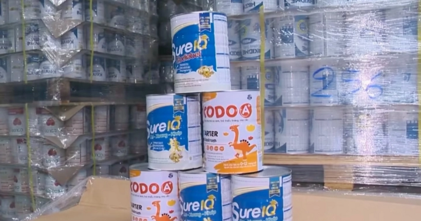 Các hộp sữa bột giả bị công an phát hiện. (Ảnh: VTV)