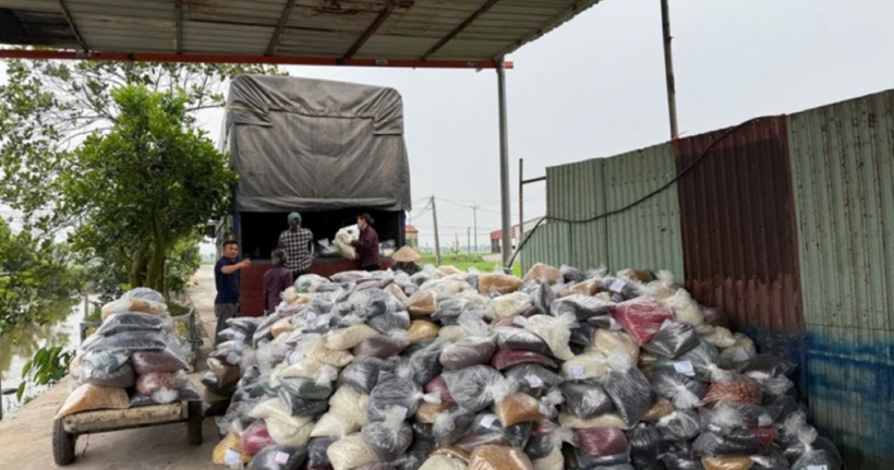 Số thực phẩm chức năng giả 100 tấn bị cơ quan công an phát hiện, thu giữ. (Ảnh: Hoàng Phong)