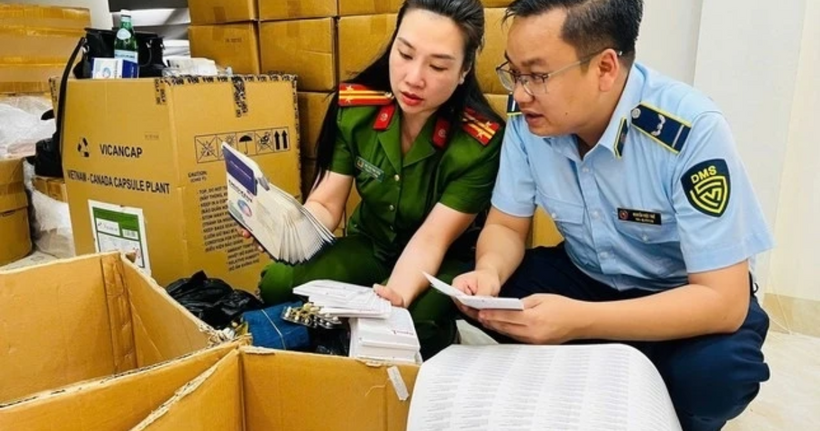 Lực lượng chức năng kiểm tra, khám xét các địa điểm.