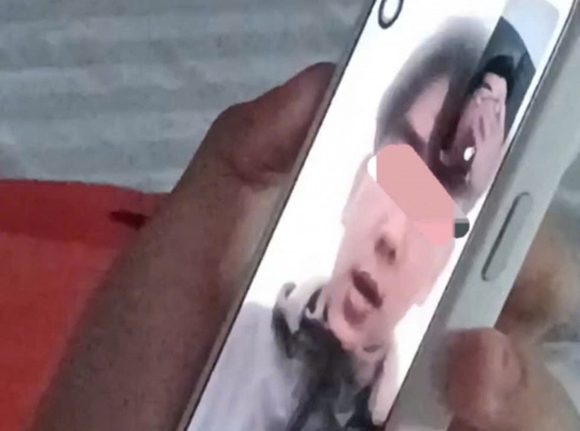 Nam sinh gọi điện về cho gia đình. Ảnh: Công an Nhân dân