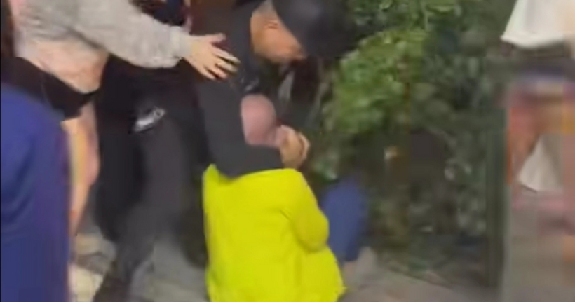 Người đàn ông bị đánh hội đồng (Ảnh: Chụp màn hình).