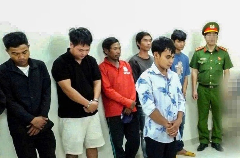 Cơ quan Cảnh sát điều tra Công an tỉnh Khánh Hòa tống đạt quyết định khởi tố các bị can - Ảnh: Pháp luật TP.HCM