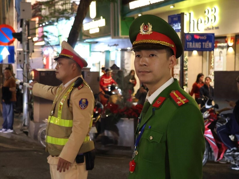 Đội CSGT đường bộ số 1 và Công an phường Hoàn Kiếm bảo đảm ATGT tại khu vực phố đi hộ Hồ Gươm.