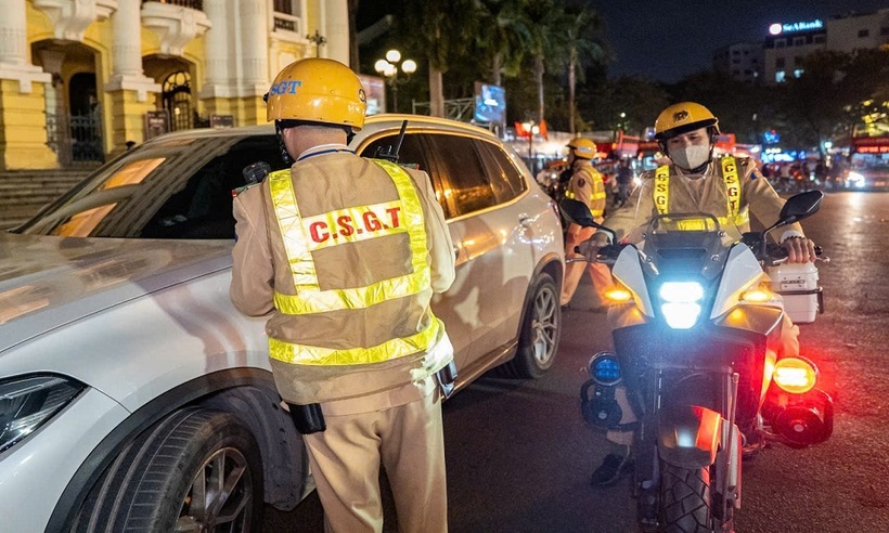 Đội CSGT đường bộ số 1 tuần tra lưu động, xử lý nhắc nhở, xử lý các trường hợp dừng, đỗ sai quy định các tuyến phố trung tâm.