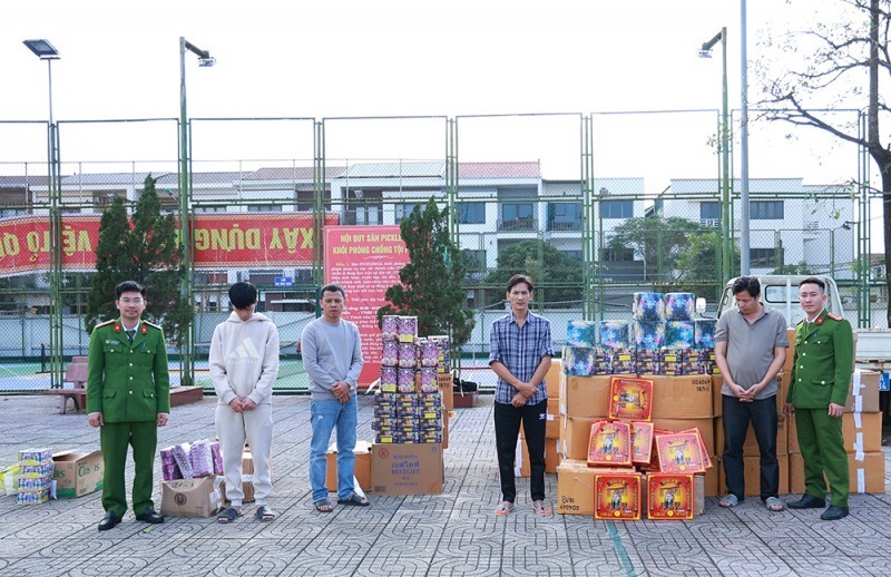 Các đối tượng bị bắt giữ cùng tang vật.