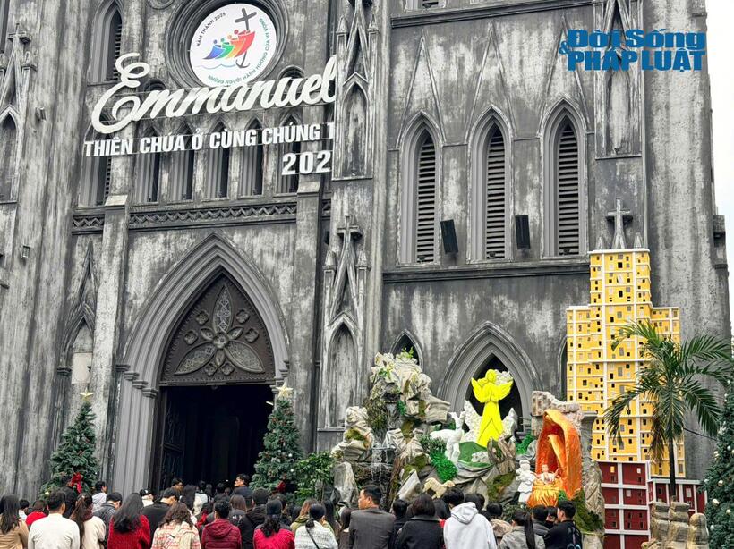 Những giai điệu nhạc Giáng sinh quen thuộc vang lên khắp quảng trường, hòa cùng tiếng cười nói rộn ràng, tạo nên bức tranh lễ hội sinh động giữa lòng Thủ đô.