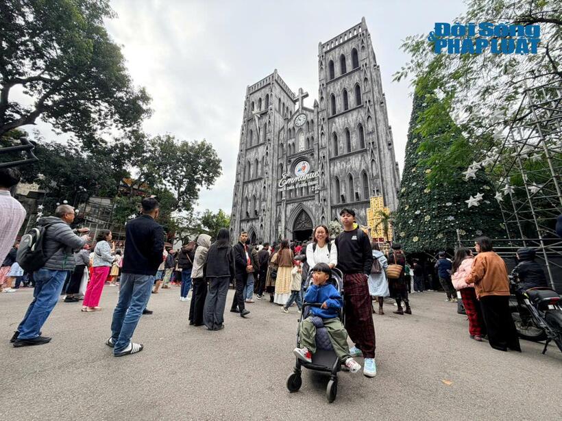 Người dân chụp hình đón Giáng sinh tại Nhà thờ Hà Nội.
