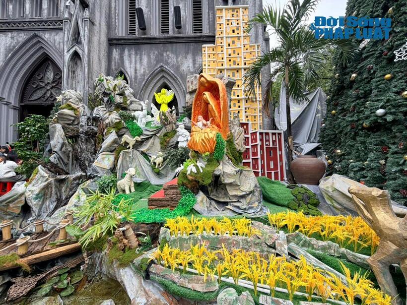 Những tiểu cảnh Giáng sinh tại Nhà thờ Lớn Hà Nội.