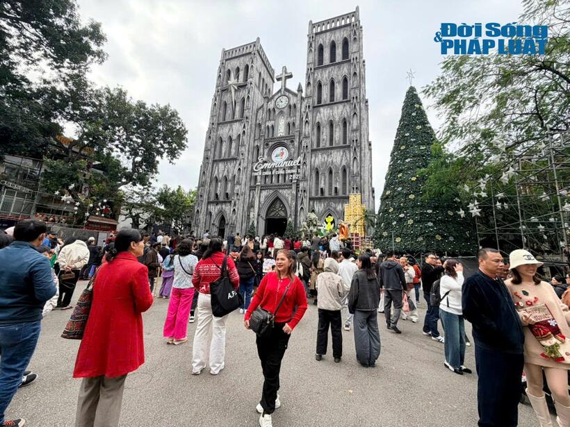 Noel tại Nhà thờ Lớn Hà Nội đã trở thành nét sinh hoạt văn hóa quen thuộc của người dân Thủ đô.