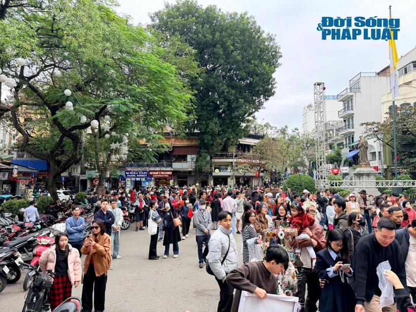 Không khí rất náo nhiệt trước Nhà thờ Lớn.