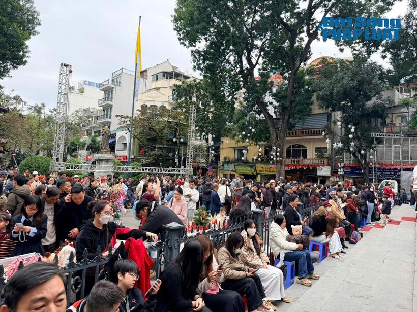 Không phân biệt tôn giáo hay độ tuổi, mọi người cùng nhau hòa vào không khí lễ hội, chia sẻ niềm vui, sự ấm áp và những khoảnh khắc an lành trong những ngày cuối năm.