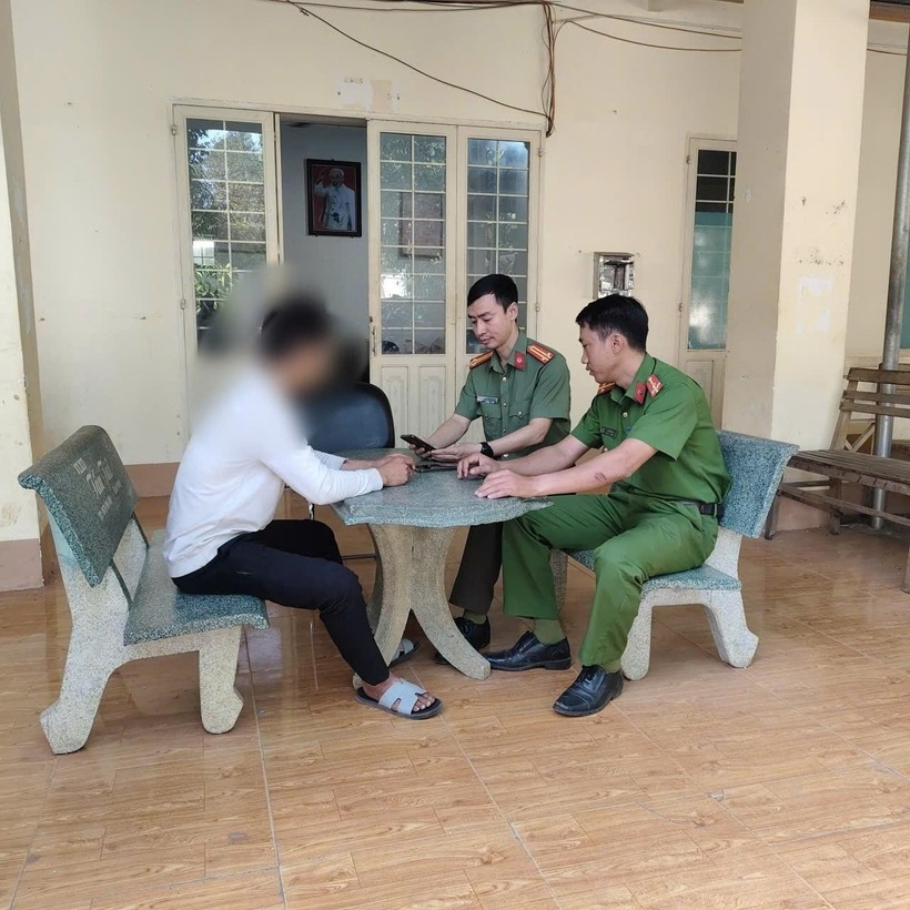 Lực lượng Công an xã đã nhanh chóng tiếp cận, giải thích cho anh Th. Ảnh: Công an tỉnh Đồng Nai.