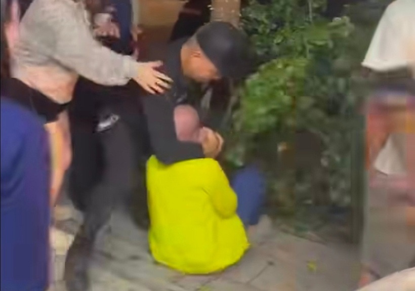 Người đàn ông bị đánh hội đồng (Ảnh: Chụp màn hình).