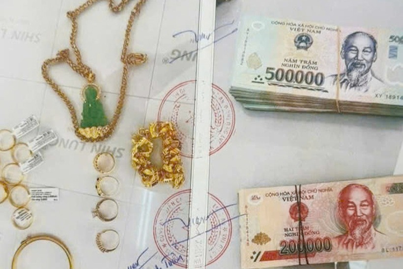 Số tiền, vàng tang vật mà tuấn đột nhập lấy trộm của mẹ vợ. Ảnh: Báo Dân trí.