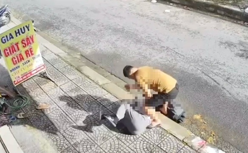 Hình ảnh trích xuất từ camera an ninh ghi lại thời điểm người đàn ông dùng hung khí tấn công người phụ nữ trên đường Trường Chinh. (Ảnh: Thanh niên)