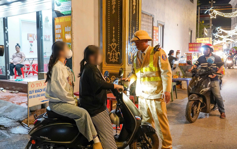 CSGT xử lý trường hợp vi phạm không đội mũ bảo hiểm.