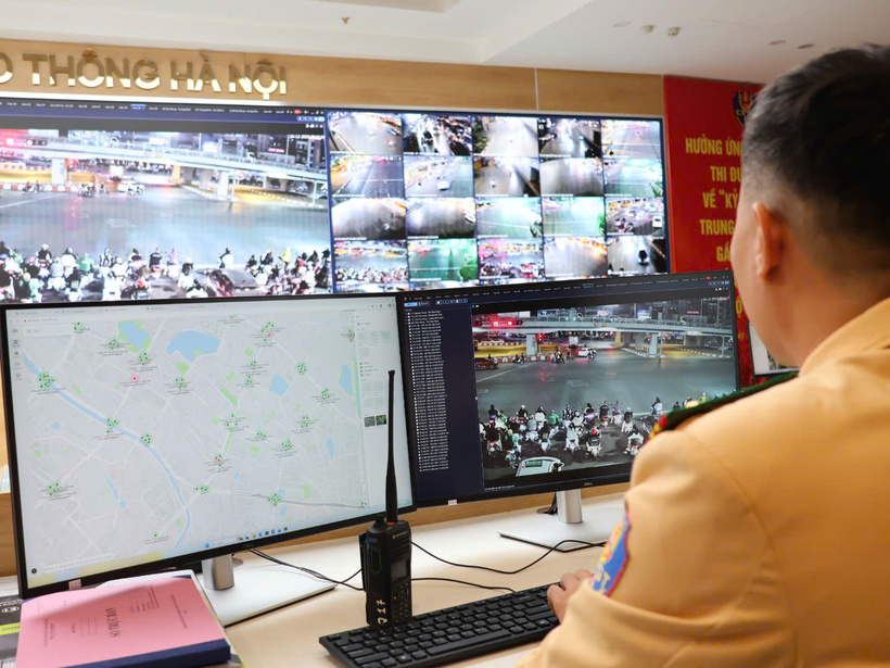 CSGT theo dõi, điều hành giao thông qua hệ thống camera AI, tối 24/12.