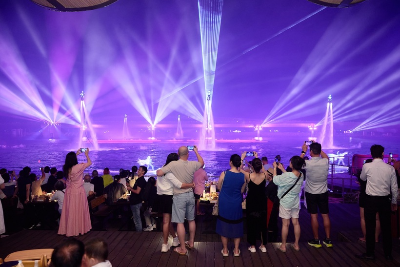 Các show diễn nghệ thuật đẳng cấp thường xuyên được tổ chức tại Thị trấn Hoàng Hôn (Sunset Town). Ảnh: Ánh Dương.