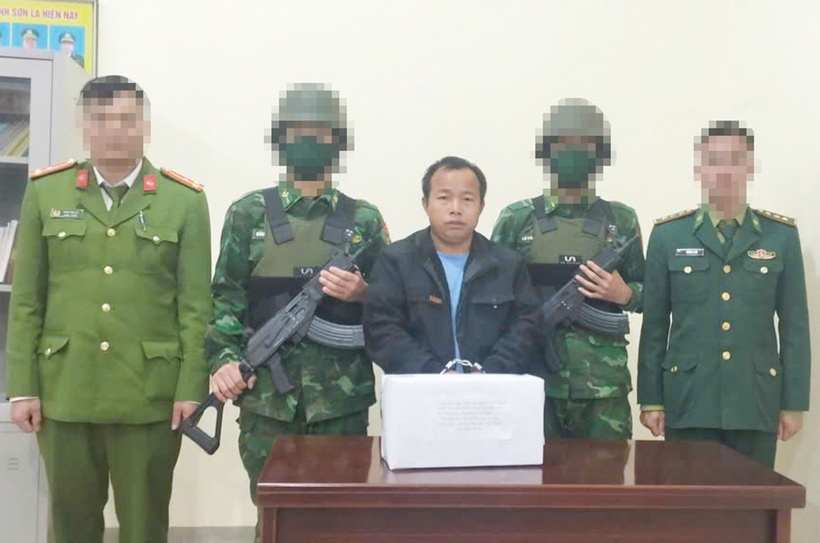 Đối tượng Sồng A Dê và tang vật bị bắt giữ. (Ảnh: BĐBP tỉnh Sơn La)