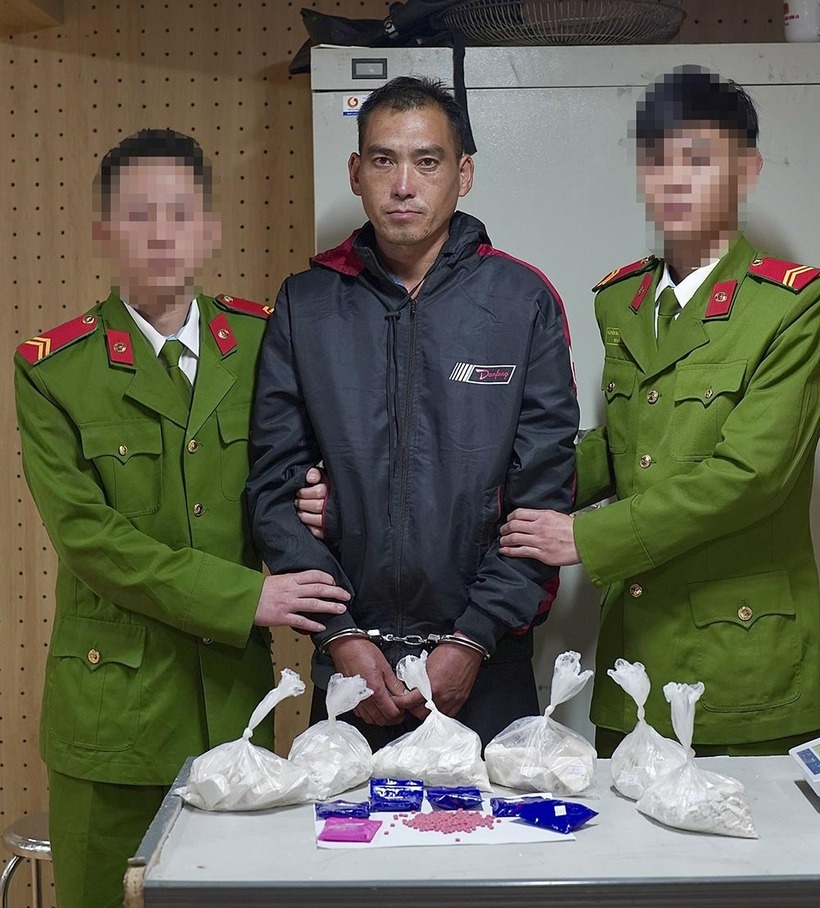 Đối tượng Vàng A Ly và tang vật tại cơ quan công an. (Ảnh: Công an tỉnh Sơn La)