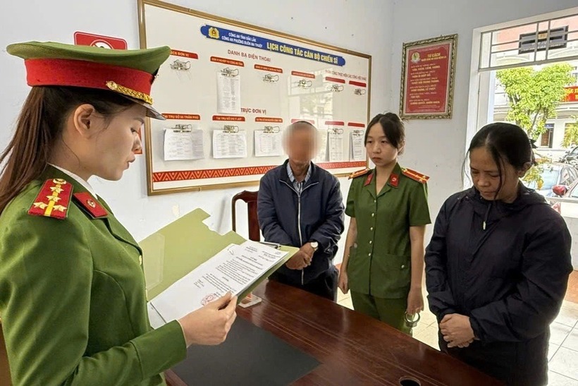 Công an tống đạt các quyết định tố tụng đối với bà Đoàn Uyên Thao. Ảnh: Dân trí