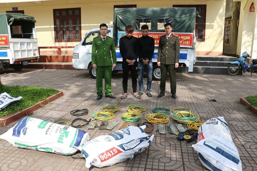 Hai đối tượng bị bắt cùng tang vật. Ảnh: Tiền Phong.