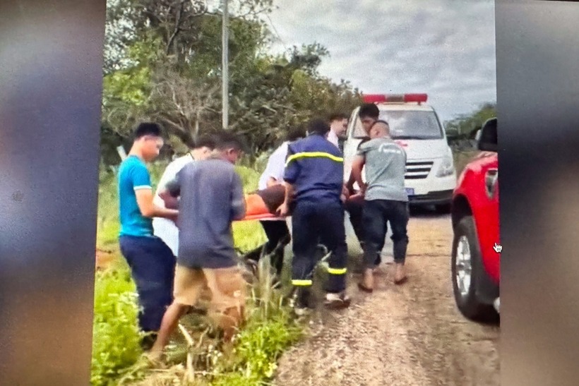 Hình ảnh lực lượng cứu hộ đưa nam thanh niên ra xe cấp cứu. (Ảnh: Dân trí)