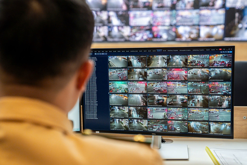 CSGT làm nhiệm vụ tại Trung tâm điều khiển giao thông.