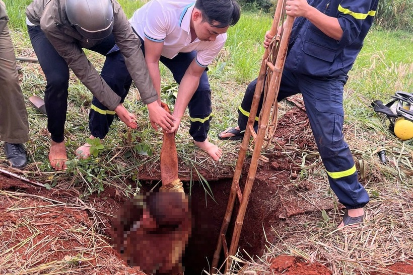 Nạn nhân được đưa lên an toàn. Ảnh: SGGP.