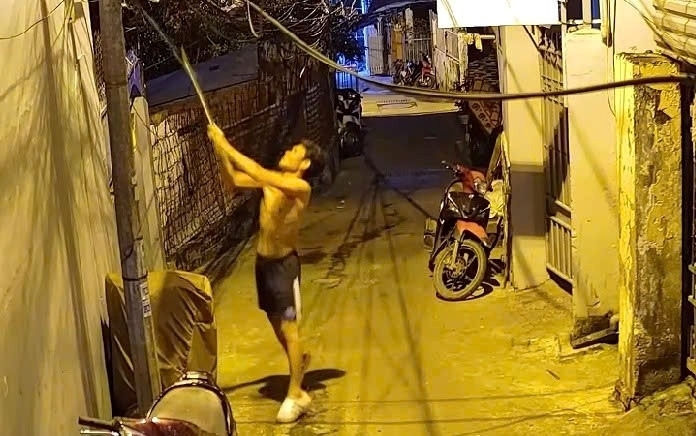 Nguyễn Văn Tân dùng gậy đập phá camera an ninh do công an lắp đặt. Ảnh:&nbsp; VTC News