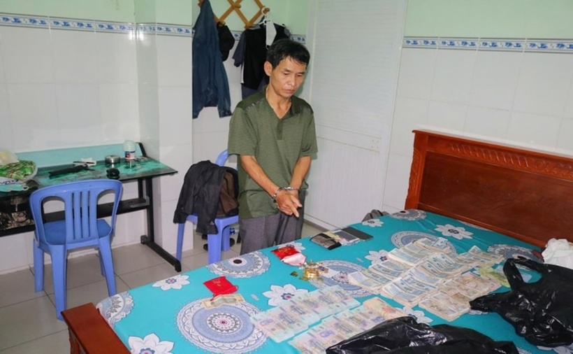 Đỗ Đình Mai cùng tang vật. (Ảnh: Báo Lâm Đồng)