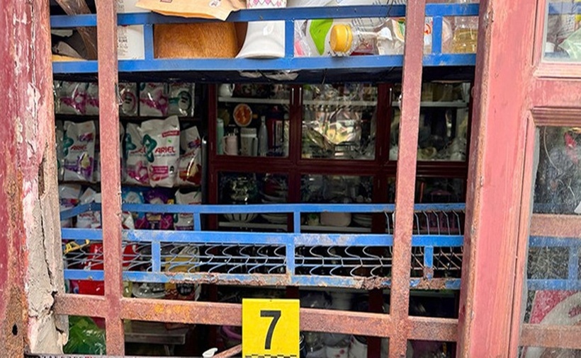 Đối tượng dùng mỏ lết răng để kẹp và bẻ 2 thanh sắt cửa sổ để chui vào nhà. (Ảnh: Báo Nhân dân)