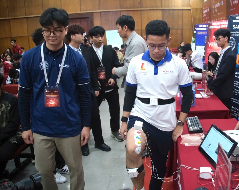 Hệ thống hỗ trợ theo dõi quá trình phục hồi chi dưới cho bệnh nhân sau đột quỵ. Ảnh: VnExpress