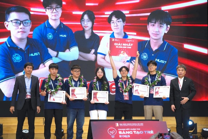 Nhóm sáng chế hệ thống Retrack nhận giải nhất cuộc thi Sáng tạo trẻ, chiều 25/12. Ảnh: VnExpress