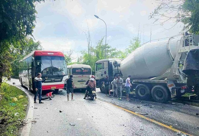 Thời điểm trên, xe đầu kéo chở alumin mang biển số 51H-165.87 (chưa rõ danh tính tài xế) lưu thông trên Quốc lộ 20 theo hướng từ Lâm Đồng về TP.HCM.